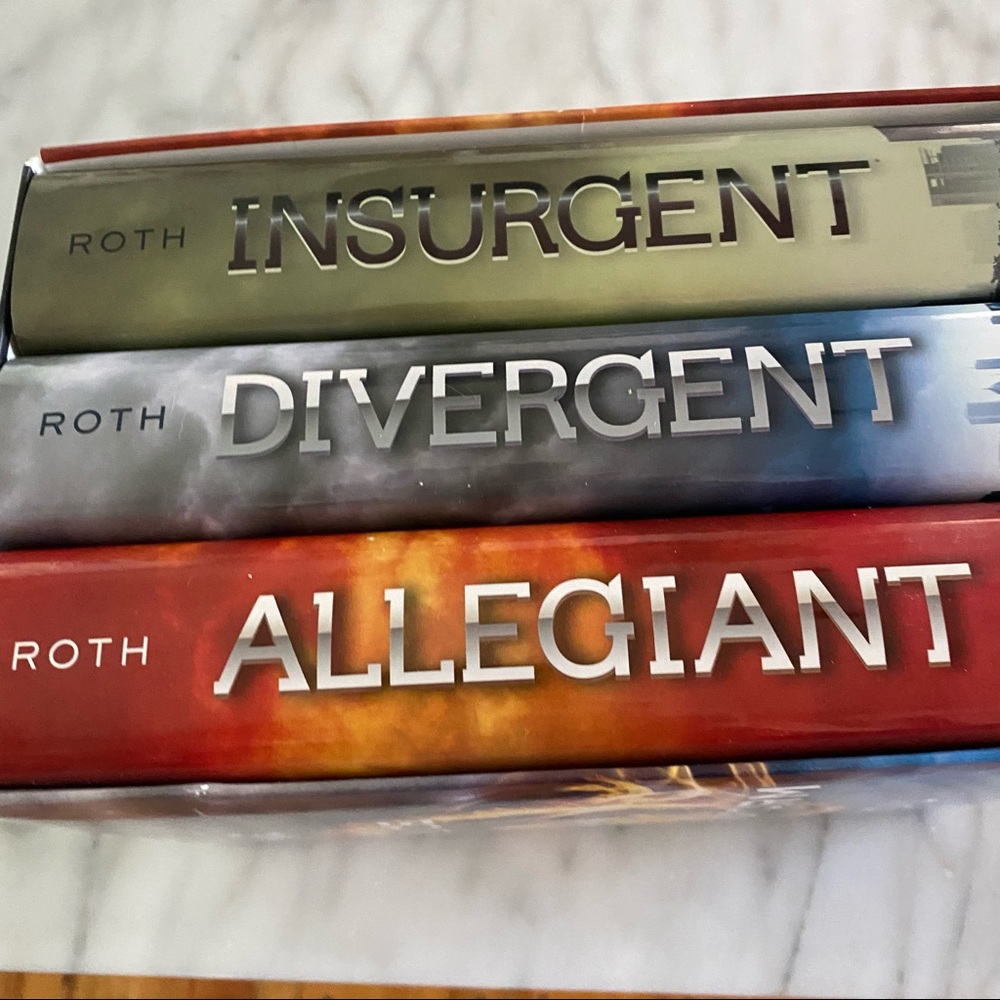Veronica Roth’s book collection - Picture 11 of 13